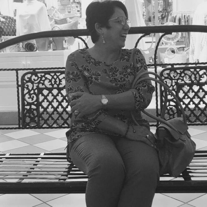 Mujer alegre, llena de esperanza y motivación